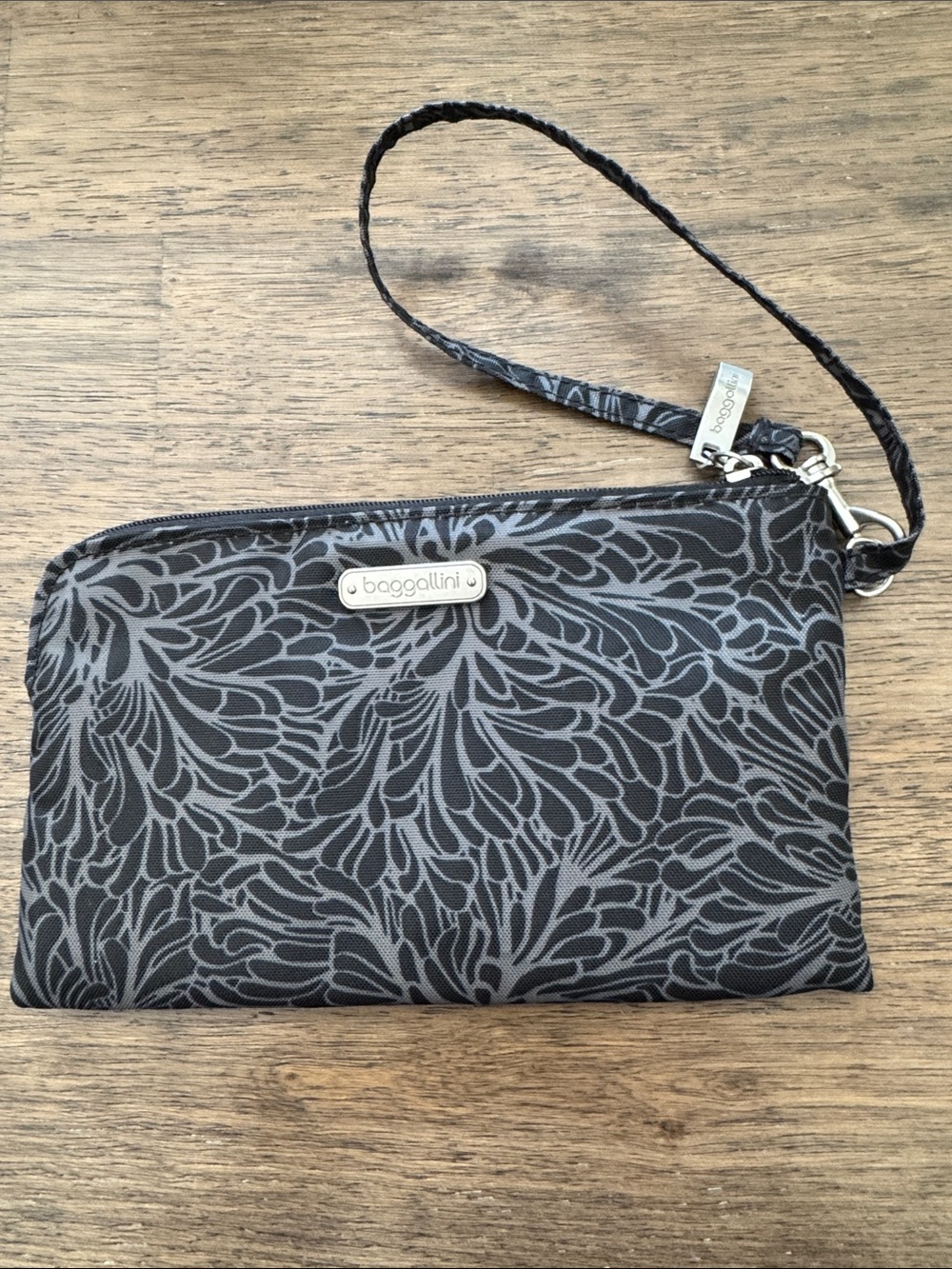 Baggallini RFID Black and Gray Floral Wristlet
